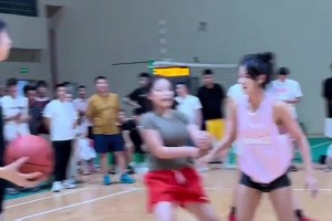 女生打3v3比赛，这位穿红短裤的女生实在太抢眼了吧🙈