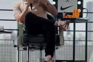 詹姆斯：布朗尼不能在工作场合喊我老爹🤣可以喊老詹或GOAT-