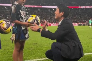 名将有能！率领日本队历史首胜巴西，森保一赛后给小球迷签名合影