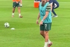 停的真稳啊！赛前热身时，C罗向球迷展示高空停球😎