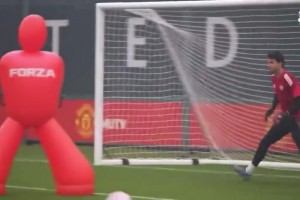 双红会有望继续首发！曼联门将拉门斯训练中高接低挡