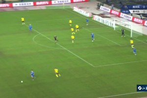 太无私了！苏超南京球员这一下，若是选择打门结果是否会更好？