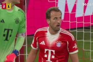 当爹又当妈！凯恩回防飞铲化解射门！本场踢中锋踢中场又当后卫！