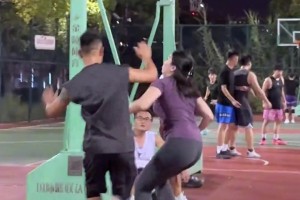 确实挺能打！野球场肘姐：做我的敌人你能撑多久？🙊