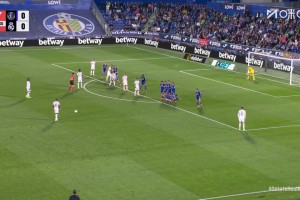 阿拉巴任意球攻门被神勇扑出！巴尔韦德小角度补射偏出！