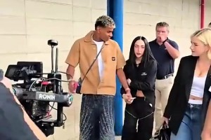 形影不离！亚马尔带女友现身国王联赛，球迷担心小孩哥被榨干😂