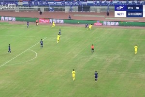 引发争议！杨一鸣被判肘击直红罚下，深圳领先1分钟后少打1人😱