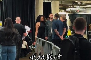 😍克莱女友大秀顶级好身材！赛后接克莱下班回家！这就是爱情啊