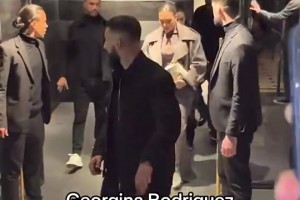 有路人用Siu和乔治娜打招呼，乔治娜眼神玩味看起来懂了