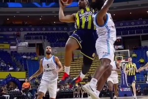 少年老成！名场面：CC带着陪练队干掉了美国男篮！