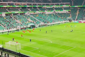 怒其不争！实拍：国安本场上座率惨淡😔