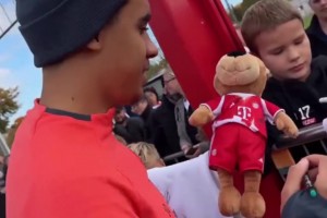 🤣小穆日常营业！穆西亚拉：这点控场能力，我还是有的！