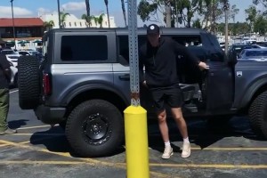 又是一个无限猖狂的夜晚！里夫斯赛后在球员通道疯狂怒吼！