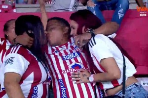 是钞能力吗？这位哥伦比亚男球迷是如何做到的？👀