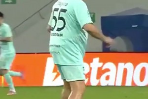 俱乐部主席正在热身！61岁主席参加正式比赛刷新最年长球员纪录