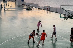 已经跑晕了！当你在场上防守库里时候 应该就是这样画面把？