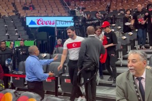 人真好！昨天申京支开保安 喊现场支持他的土耳其老乡合影签名