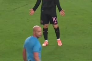 带不动😡！梅西对队友们的表现很生气