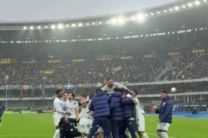 不容易！实拍：雨战读秒绝杀维罗纳，国米众将纷纷跑入球场庆祝