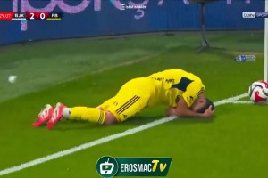 土耳其足球流氓！阿森西奥被球迷扔的水瓶砸到痛苦倒地