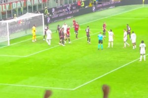 全场沸腾！现场球迷拍摄迈尼昂神勇扑出迪巴拉点球！