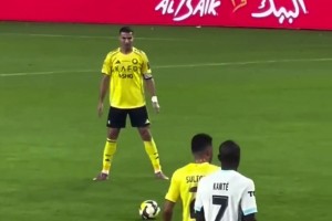 会怀念曾经无所不能的自己吗？C罗任意球主罚前默默给自己鼓劲！