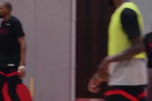 小谢训练中单挑杜兰特利用节奏打进！