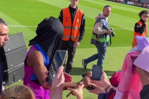 偷袭！亚马尔被球迷扔的球衣糊脸🤣