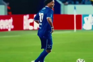 带着灿烂的笑容踢球！小罗：我老了你们也碰不着球！