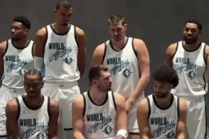 世界队合照约基奇还是喜欢和东契奇逗🤭